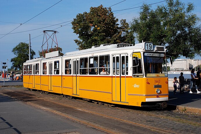 Budapest_Ganz-built_articulated_tram_1443_at_Batthyány_tér_terminus_in_2007
